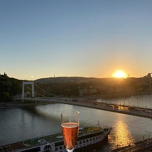 Riverside Flat With King Castle View